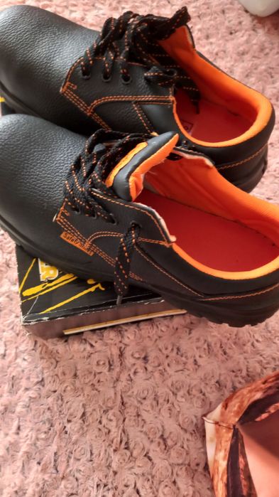 Работни обувки с метално бомбе