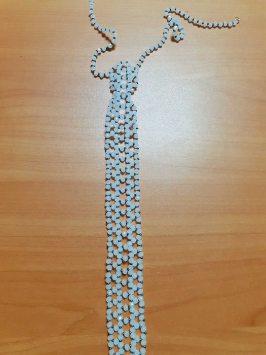Галстук из бусин