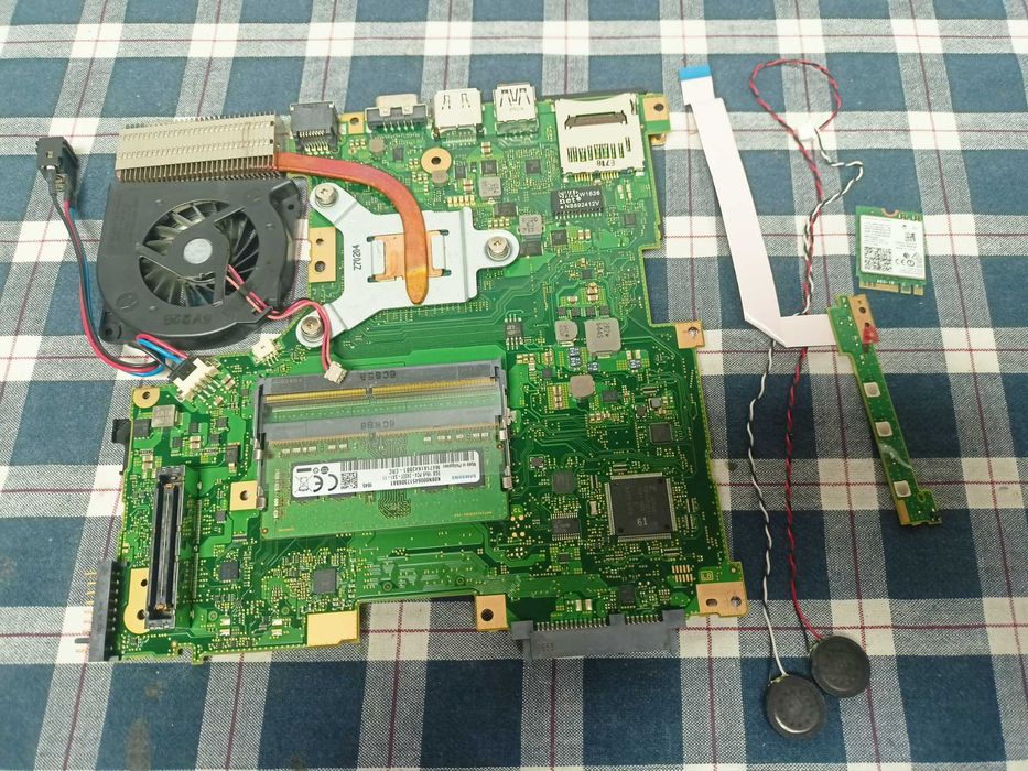 Elemente Fujitsu LifeBook E557