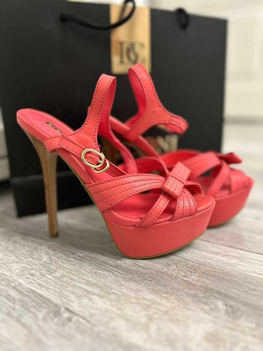 Продам новые босоножки