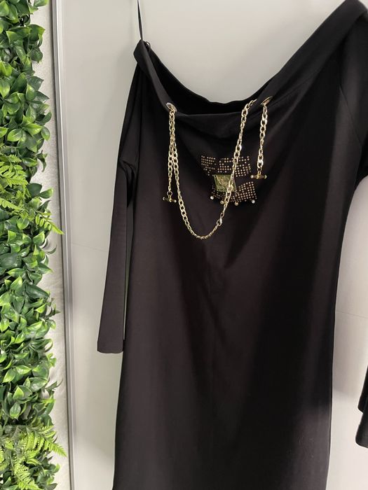 Черна рокля с паднали рамене