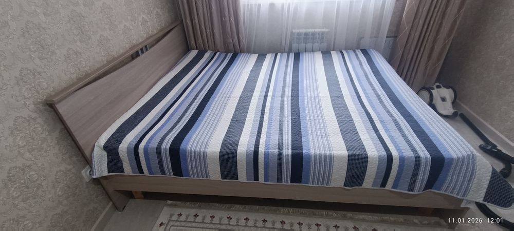 Спальная кровать и шкаф