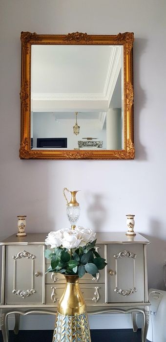 Oglindă veche cu ramă din lemn masiv