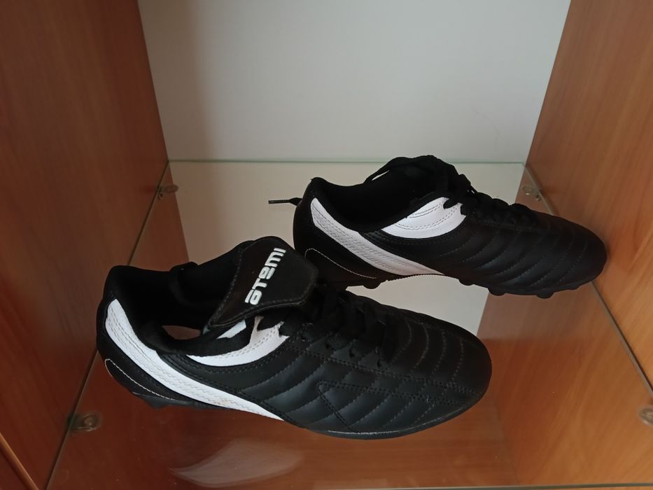 Продам детские футбольные бутсы