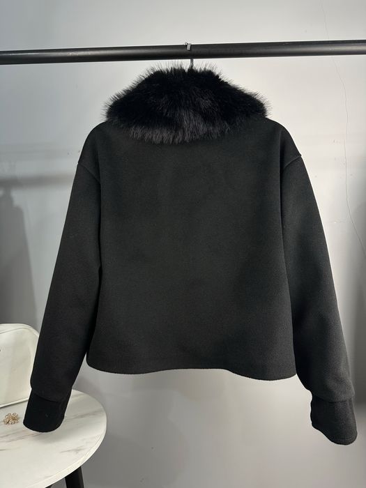 Късо палто с пухена яка два цвята