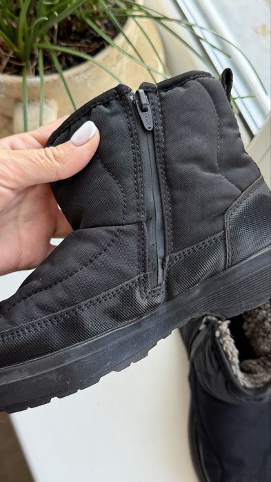 Продам дутики Zara