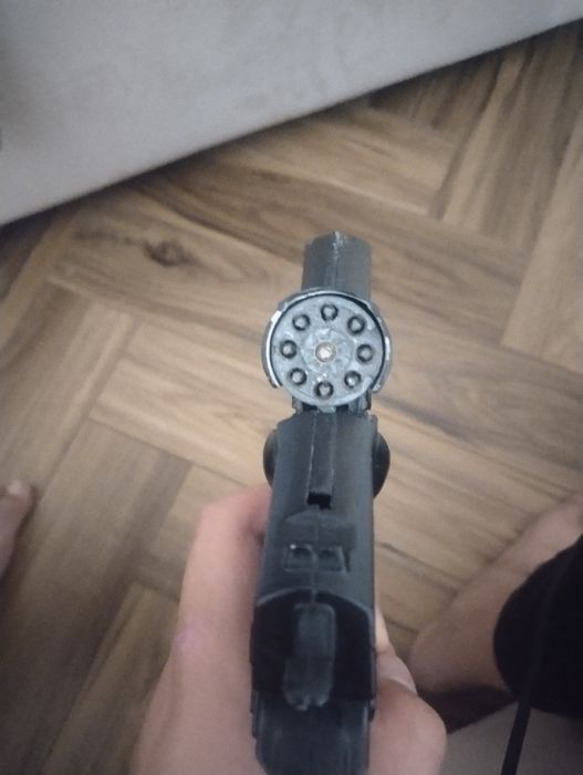 Продам пистолет пистоны