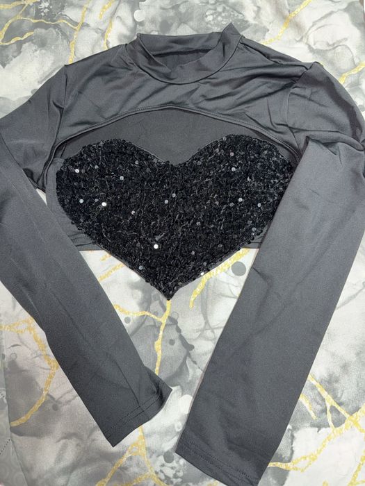 Черна ефектна къса блузка с пайети и изрязано деколте тип сърце crop