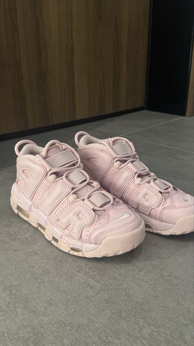 Продавам NIKE w air more uptempo
