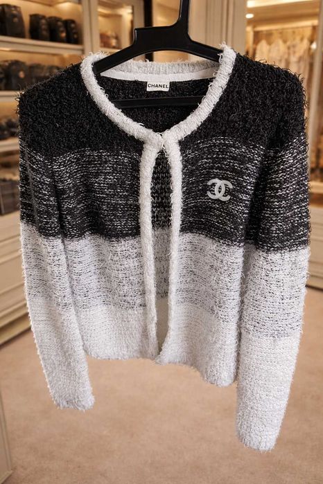 дамска жилетка на шанел черно бяла пухкава chanel дълъг ръкав блуза