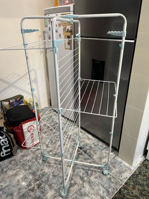 Uscator de rufe verticabil  pliabil si cu roti