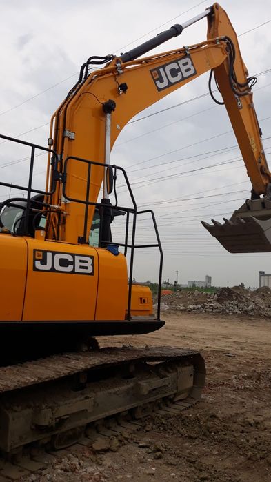 Executam lucrari /Sapaturi/ excavari, cu excavatoare cu senile si roti