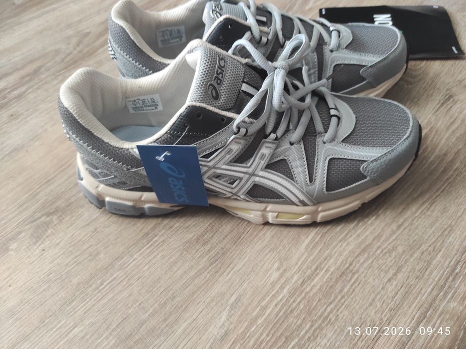 Продам кроссовки Asics