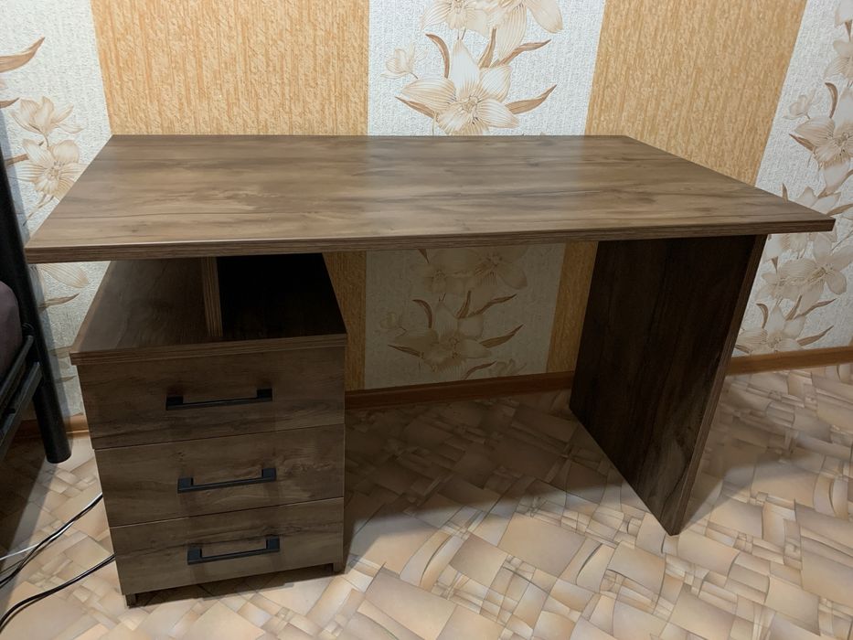 Продаем компьютерный стол новый