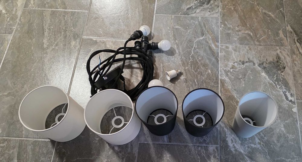 Lustra tavan cu 5 abajururi cu firee lungi, diverse pozitii poze reale