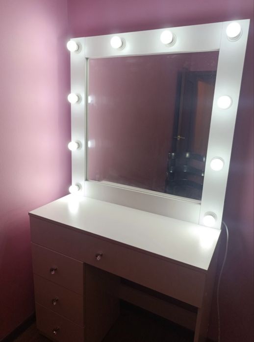 Туалетный столик для макияжа