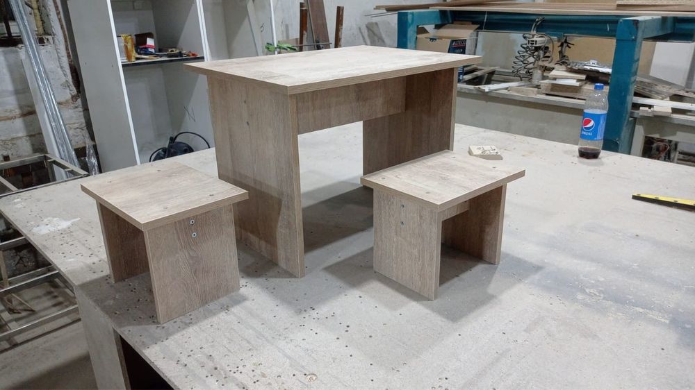 Продам детский стол и табуретки