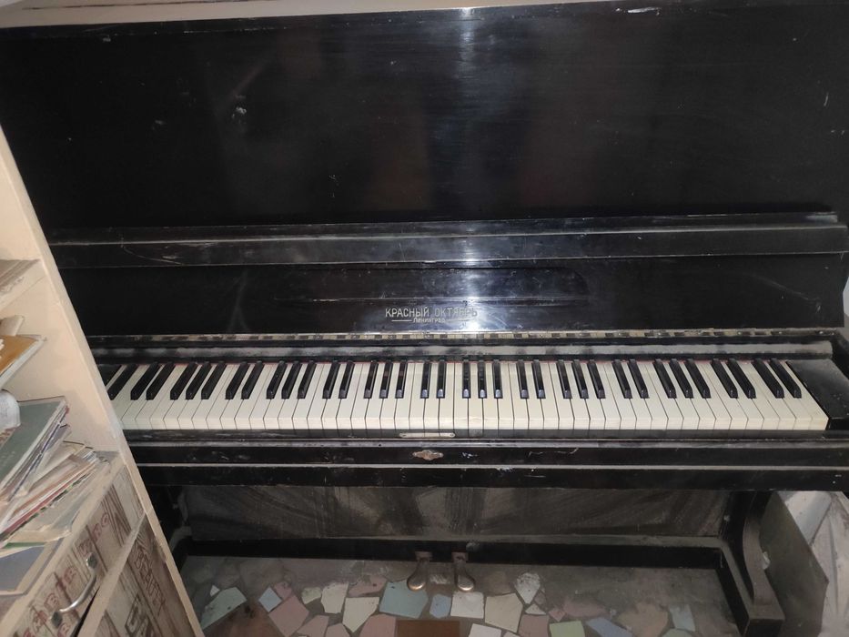 пианино  красный октябрь