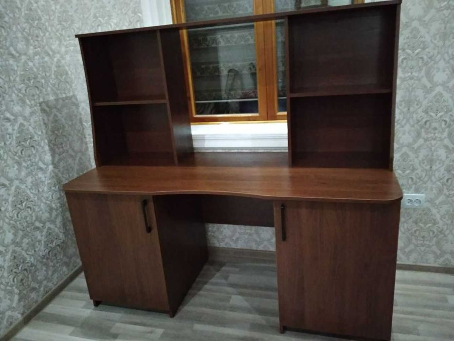 Компьютерный стол с надстройкой