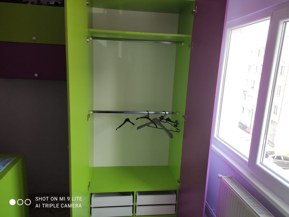 Mobilier complet cameră copii/tineret – paturi suprapuse, dulapuri, birou + polițe