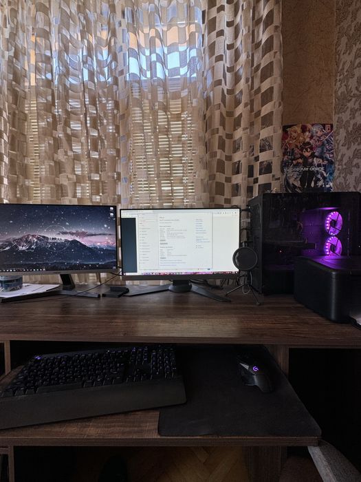 Геймърски компютър с 2 монитора