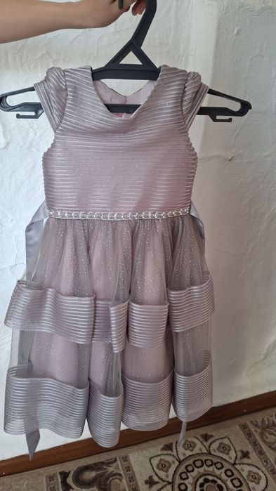 Продам платья красивые на 5лет и 6лет