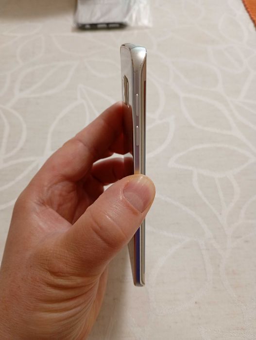 Продавам Samsung Galaxy S6 Edge