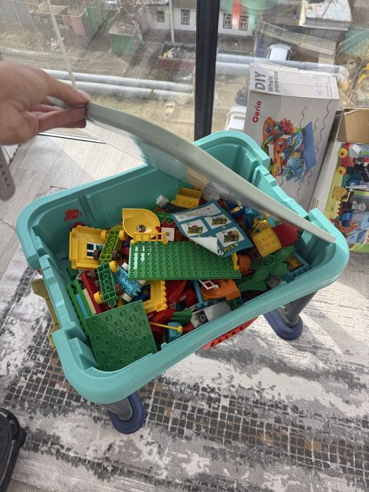 Продам столик для конструктора, игрушки
