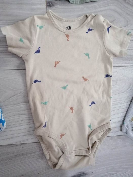 Lot hăinuțe de vara body pălărie tricou pantaloni scurți H&M Primark băiat 12-18 luni mărimea 86