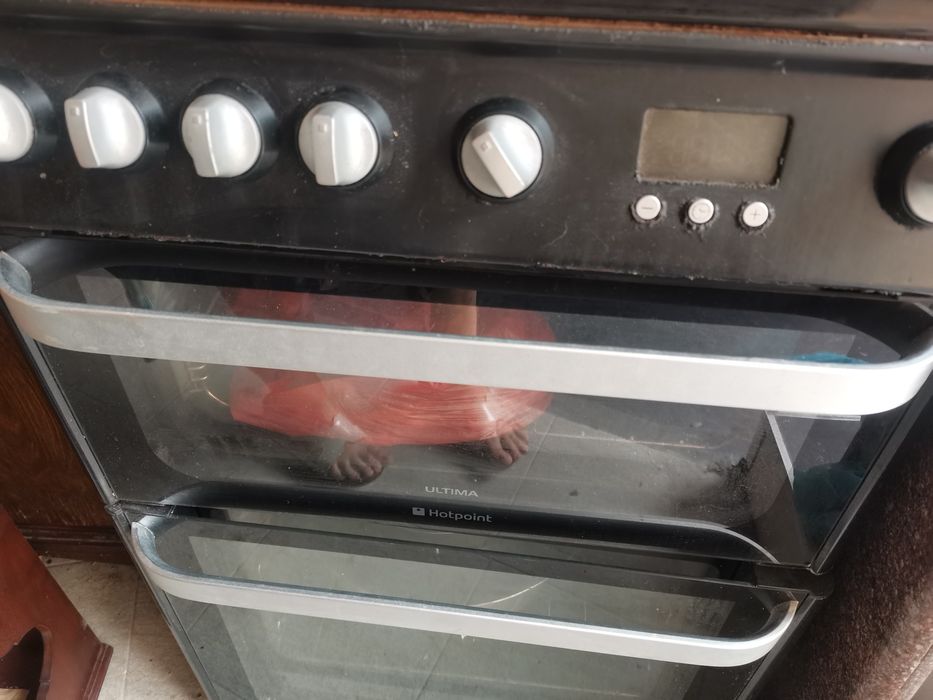 Готварска професионална  печка с фурна на газ.