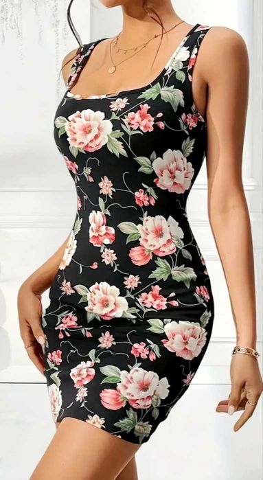 Секси черна рокля на цветя