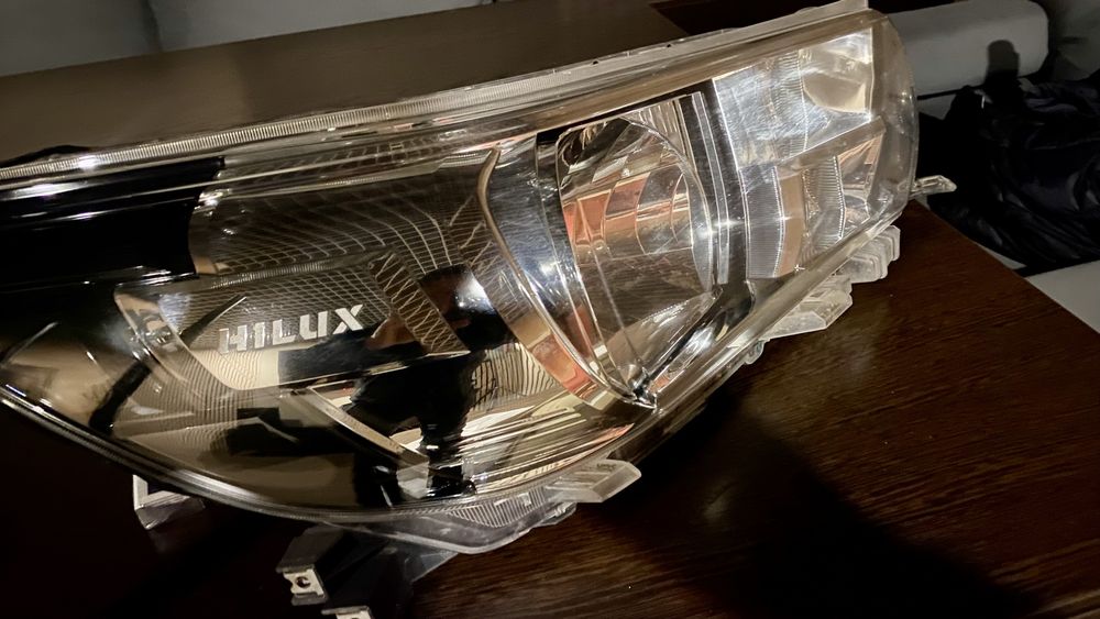 Продам комплект оригинальных фар hilux 8