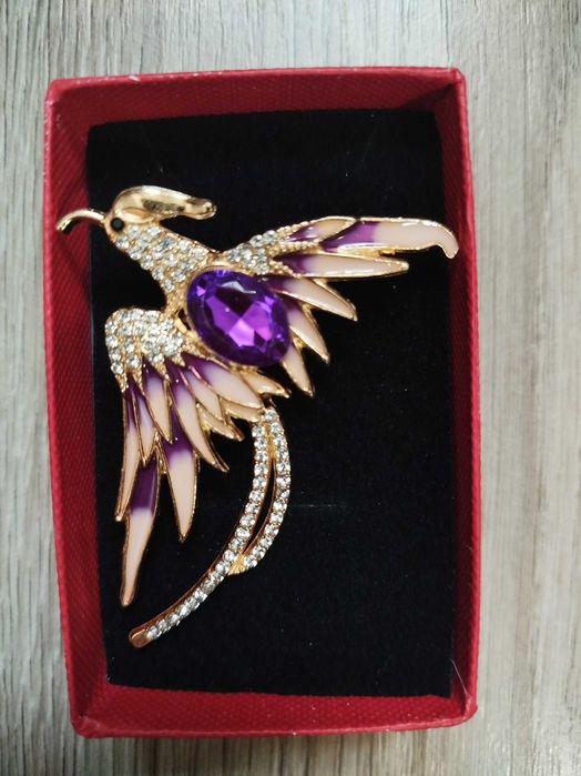 Страхотни брошка в кутия