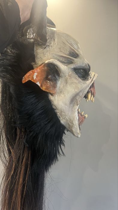 крампус маска светеща