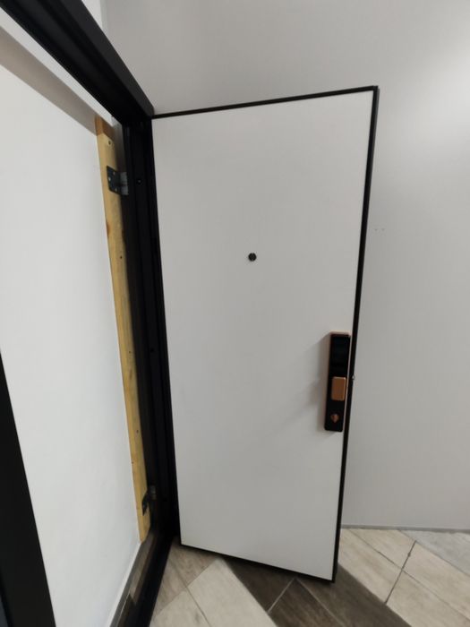 Продам двери со смарт замком