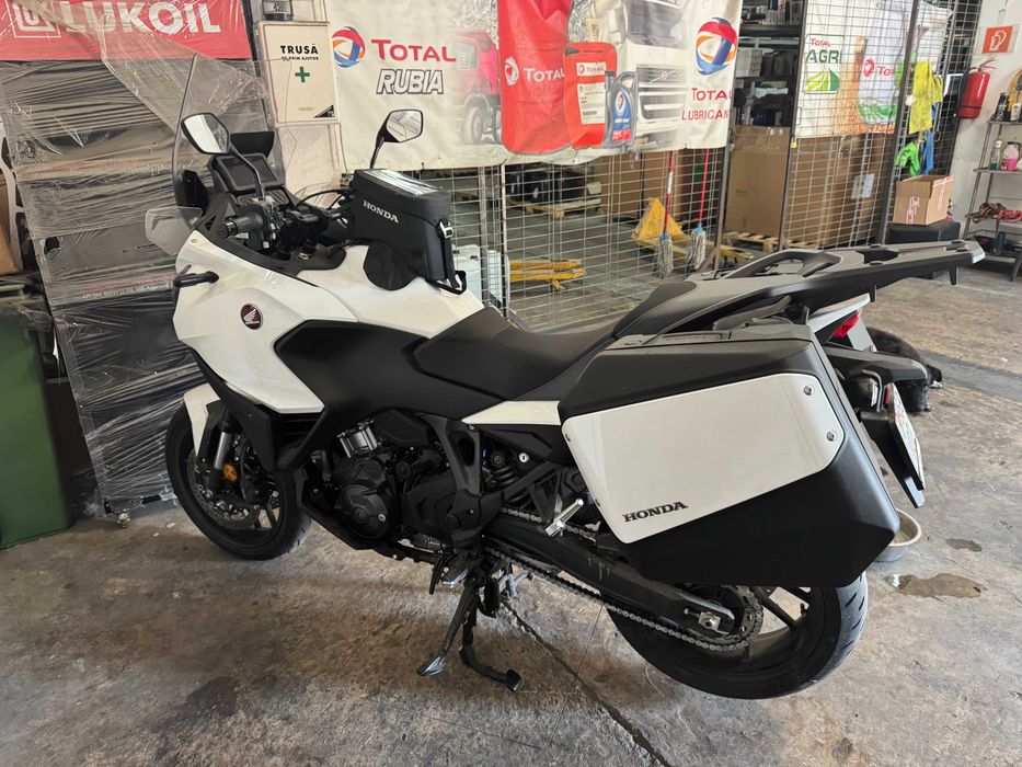 Honda NT 1100 DCT, an 2022, km la bord 2233, nou nouta, in stare impecabila. Reviziile au fost facute la an, la reprezentanta. Fara incidente.