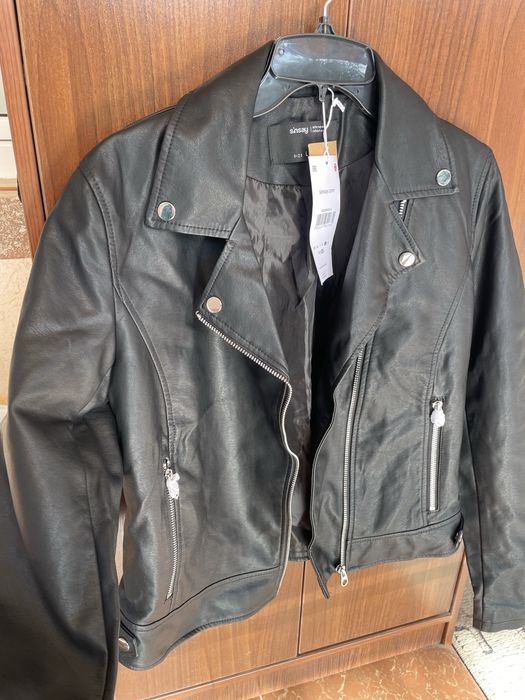 Продается кожинная куртка размер М-Л новая привезли с Дубай мол бренд