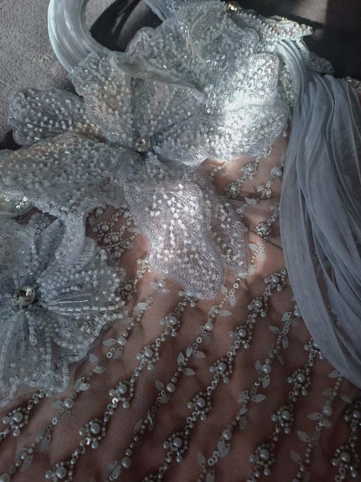 Дизайнерска рокля с 3D цветя и бляскави детайли