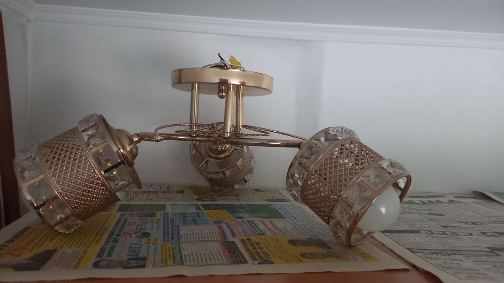 Продам две люстры