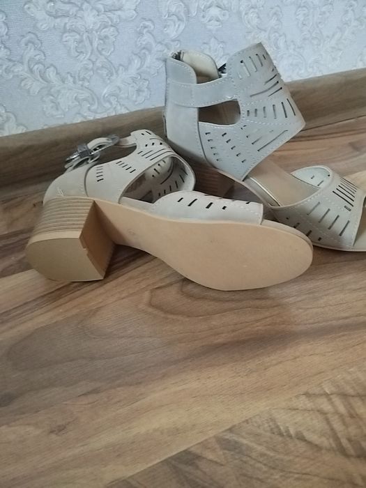 Босоножки новые 36 разм.