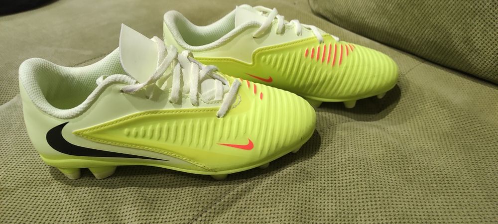 Детски футболни бутонки