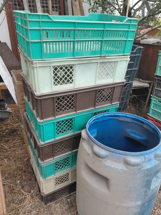 Пластмасови касетки, щайги и пластмасови туби