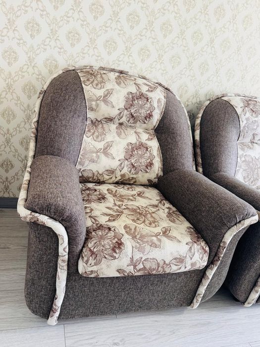 Два дивана и кресло