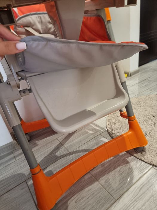 Vând scaun de masă BabyGo pentru bebeluși și copii mici, în stare bună și perfect funcțional.