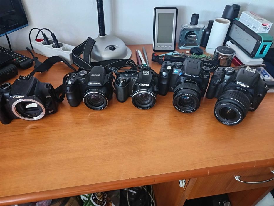 Aparate foto DSLR si Bridge,700 lei toate.