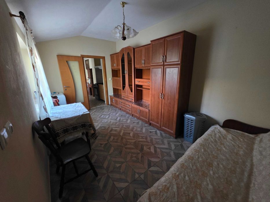 Apartament de inchiriat la casă 2 camere intrare separata Ronat