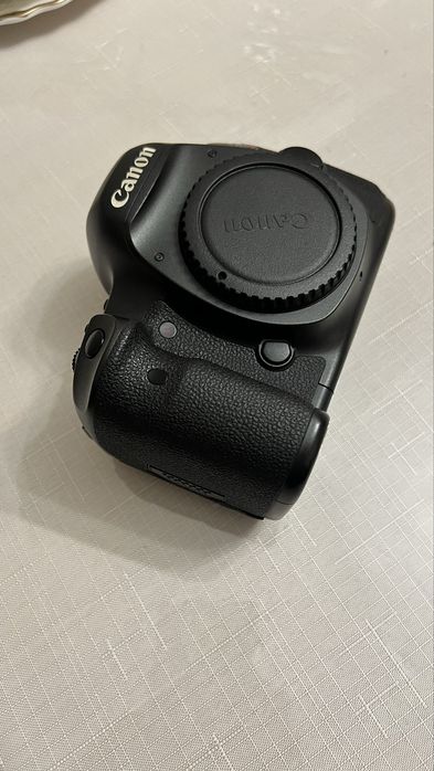 Продаю профессиональную камеру Canon 5DsR