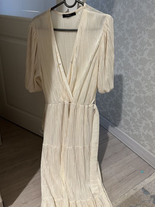 Верхняя одежда, платья