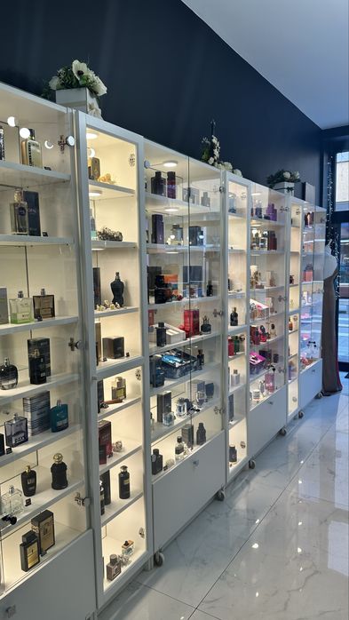 Vitrine elegante ( uși de sticlă, oglinzi pe interior , leduri )
