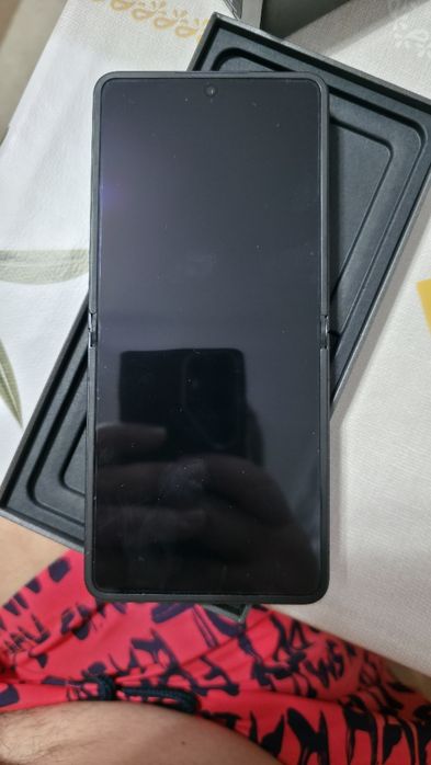 Samsung Galaxy Z Flip7 с гарантии
